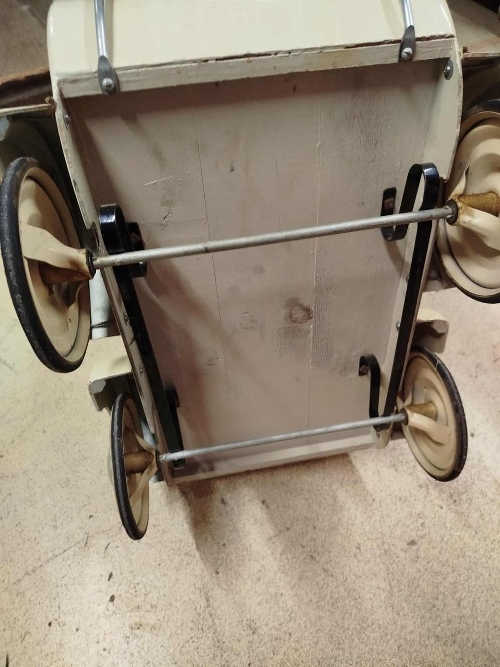 Puppenwagen: Ancienne poussette pour poupée ( nr 4 ) – Gebraucht aus La Chaux-de-Fonds von Emmaus2300CDF 9