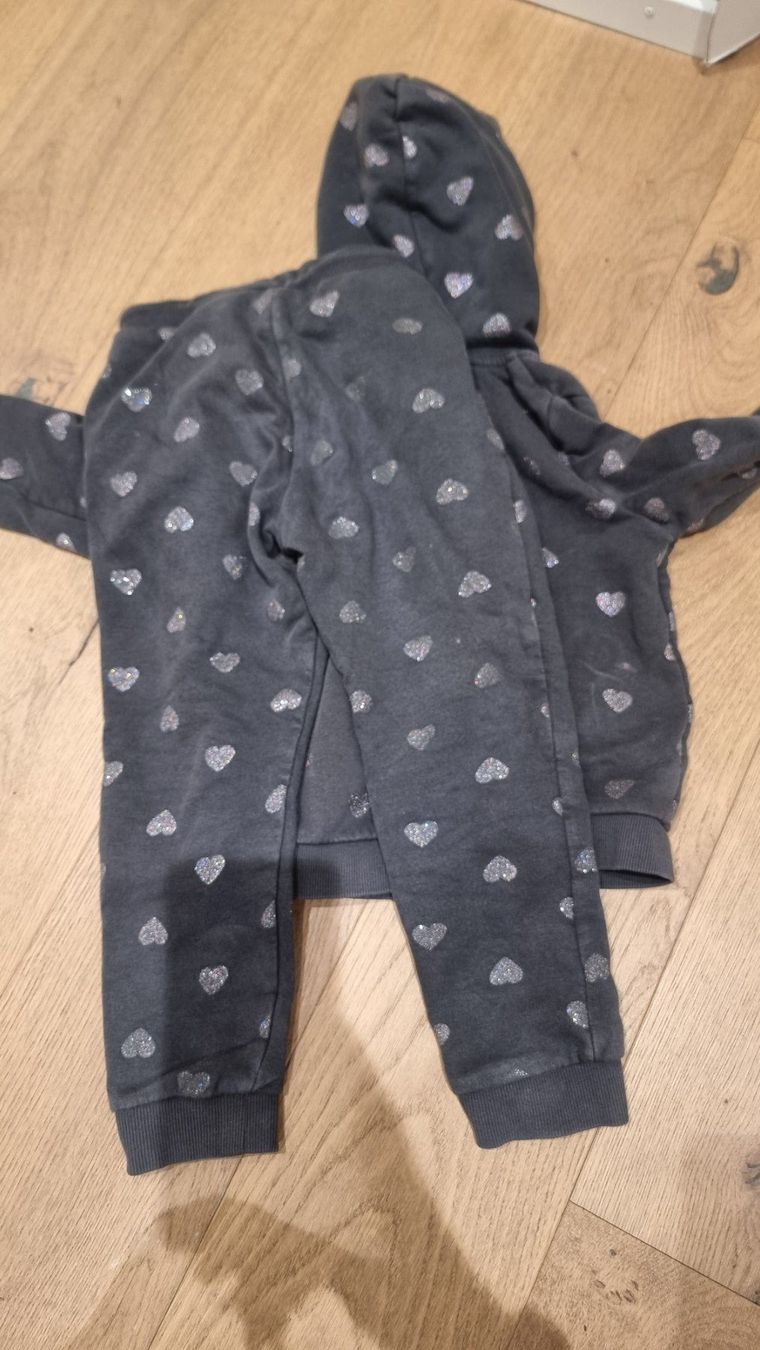 H&M Lotti & Set di vestiti: H&M Trainingsanzug, 110/116 – Usato da Buttikon SZ venduto da Limo180 4