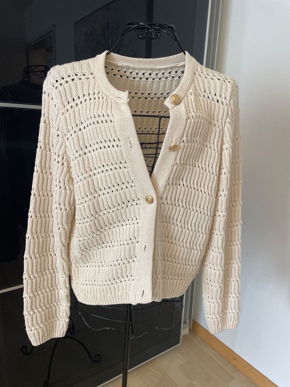 Giacche: Cremige Strickjacke mit Goldknöpfen Gr.L – Nuovo (secondo la descrizione) da Obfelden venduto da 3zwerge