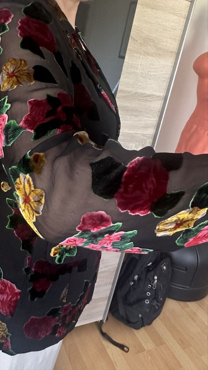 Camicette: Veste Monsoon noire à fleurs en velours. Taille 42. – Usato da Vuippens venduto da ale_6gkb 2