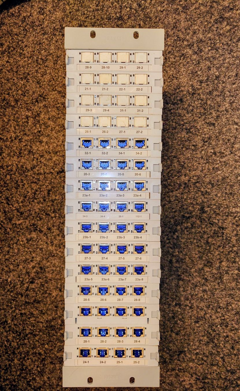 Racks & Ständer: Reichle & De-Massari Global Patchpanel 19". 60 x Kat. 6 RJ45 – Gebraucht aus Zürich von Rst7 2
