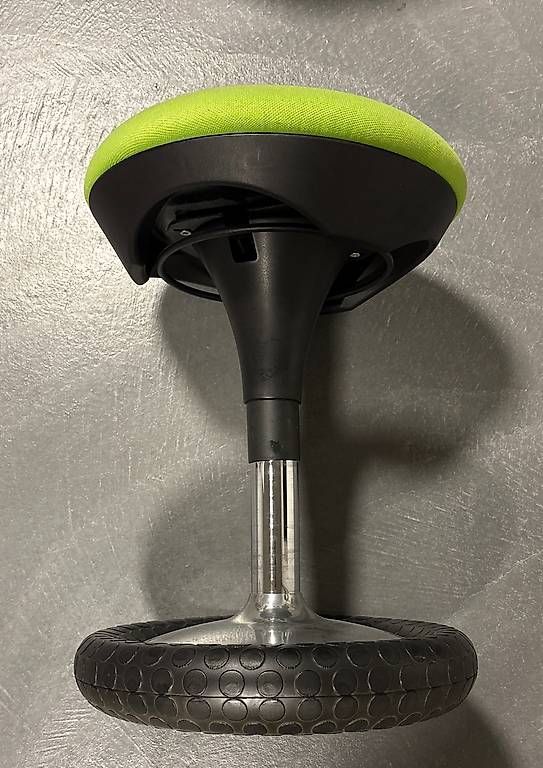 Sgabelli: Ergonomischer Design-Hocker Walser Z-Stool – Usato da Zollikon venduto da JohnSenker 1