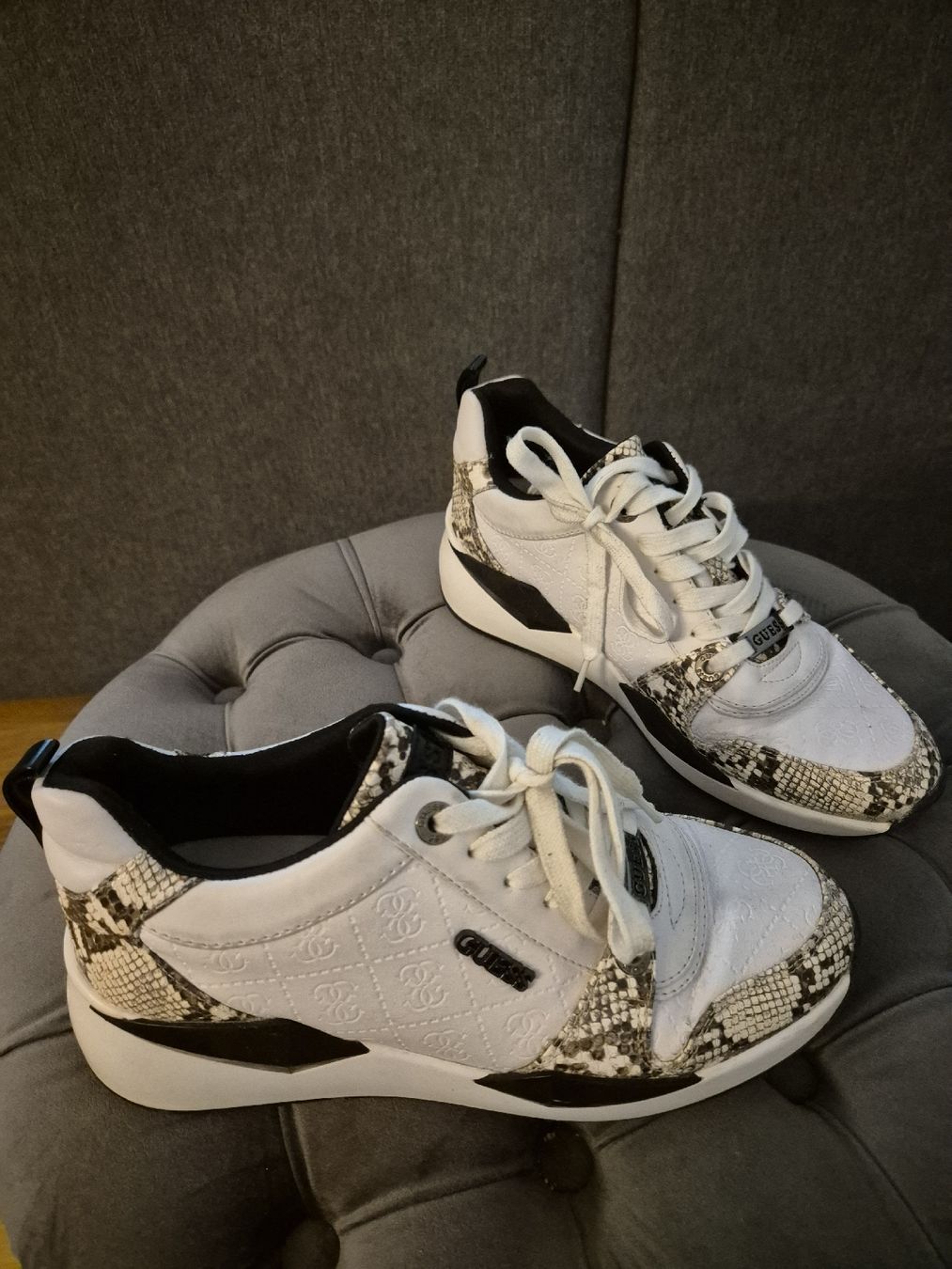 Guess Scarpe da donna: Schicke Guess  weiss-pythonlook Grösse 39 top Zustand – Usato da Zofingen venduto da kar_9jfg 1