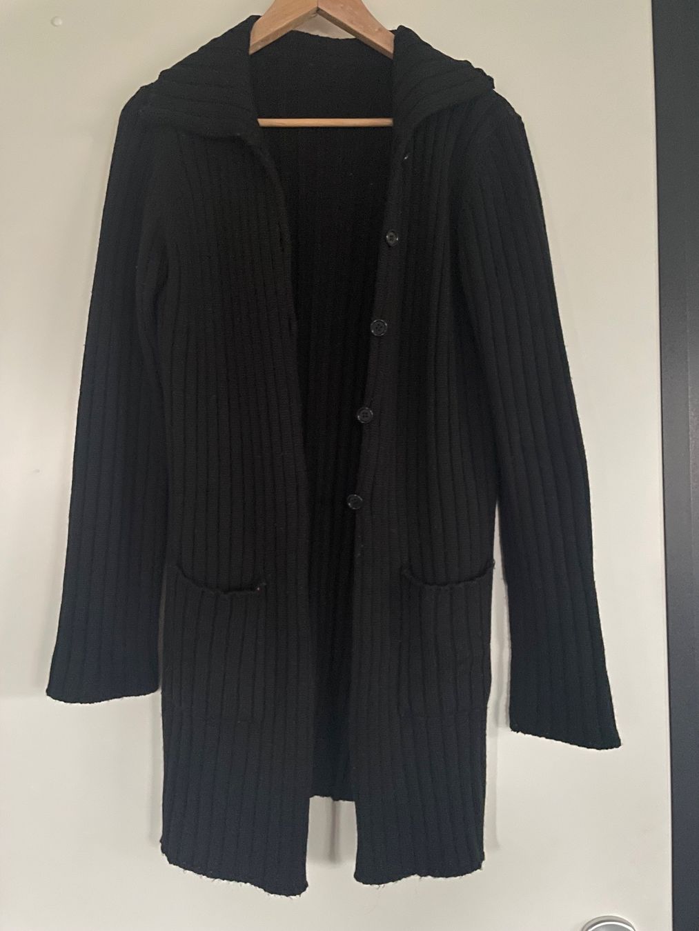 Giacche: Schwarze Strickjacke Grösse S -50 % Wolle – Usato da Coldrerio venduto da Theres2004