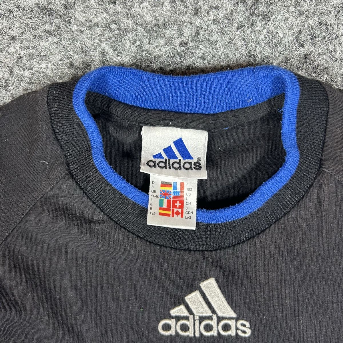 Adidas T-shirt: 00s Adidas shirt  – Usato da La Sagne NE venduto da Matlasape 1