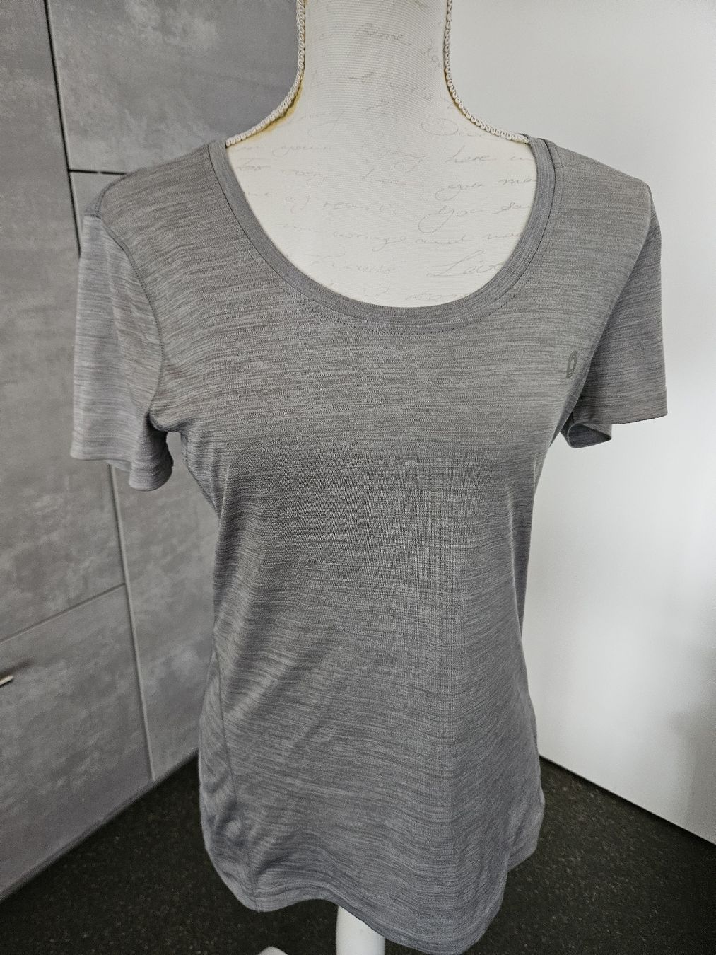 T-Shirts: Damen Funktionsshirt grau Grösse M 100% Polyester – Neu (gemäss Beschreibung) aus Anwil von tamoos