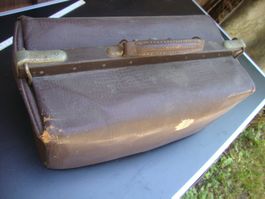 Antike Ärzte-Tasche, Reisetasche, Arztkoffer stark gebraucht