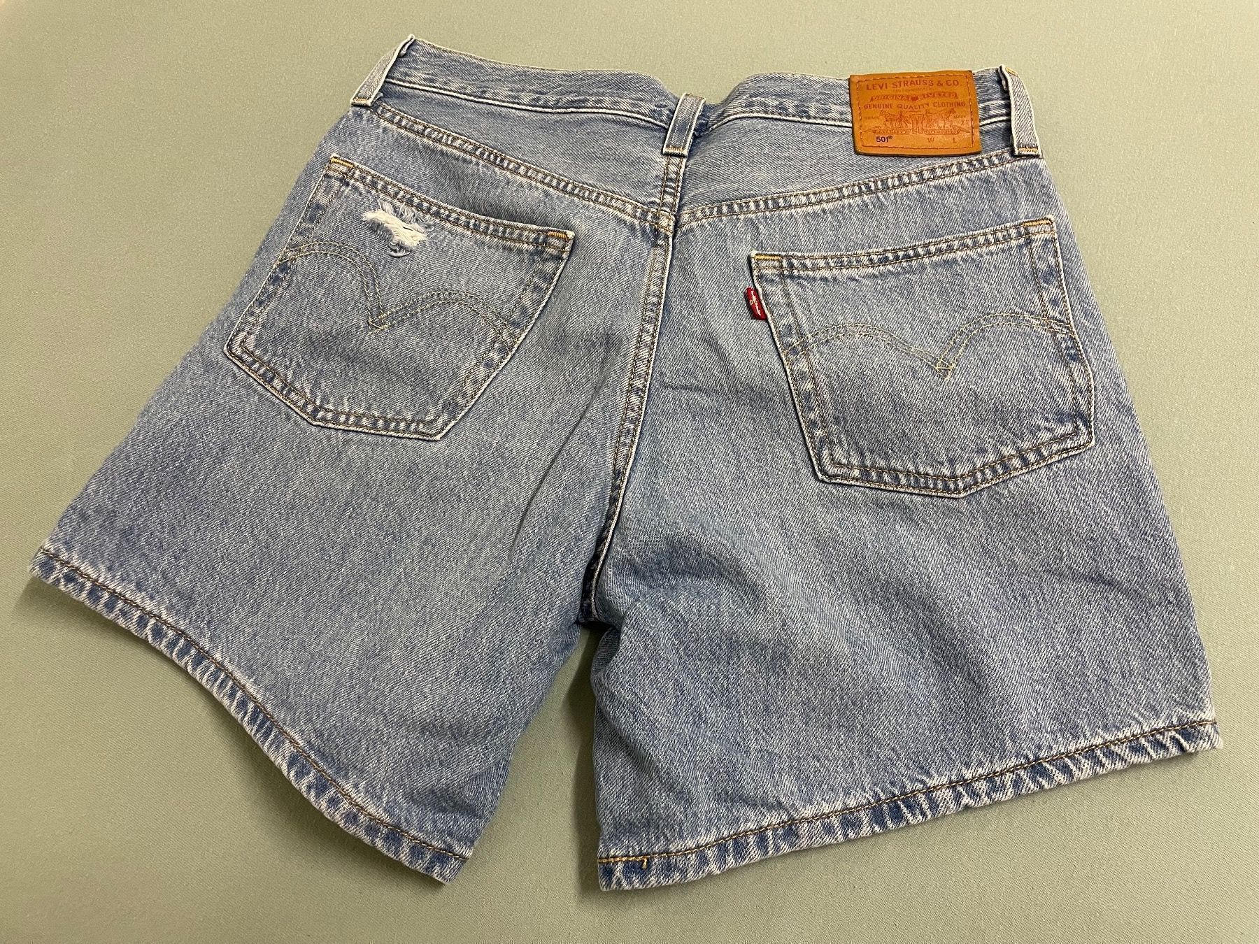 Levi's Pantaloni: Levi's 501 Jeans Shorts – Usato da Basel venduto da Robyn20 1