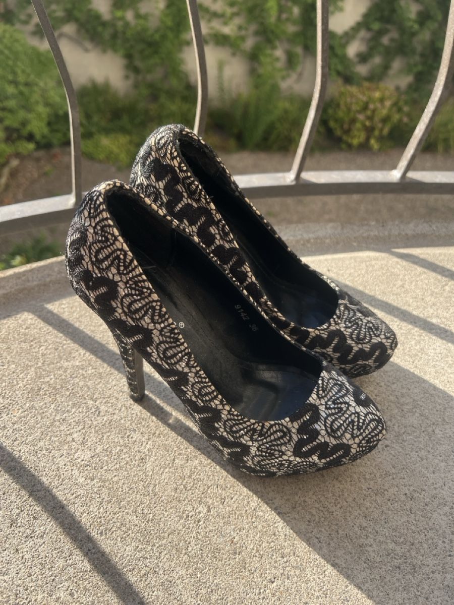 Damenschuhe: Damen Pumps mit Spitzenmuster – Grösse 36 – Gebraucht aus Basel von Isi_takes_it_easy