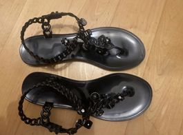 Schwarze Sandalen mit Schmucksteinen und Kettendetail