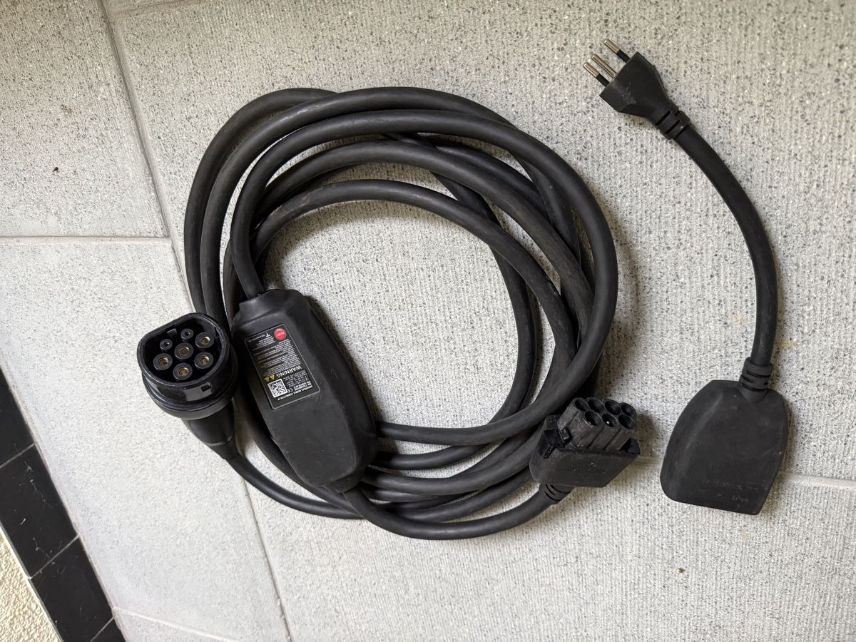 Tesla Alle Autoersatzteile: Tesla Universal Mobile Connector – 32A – Gebraucht aus Niederrohrdorf von SD72