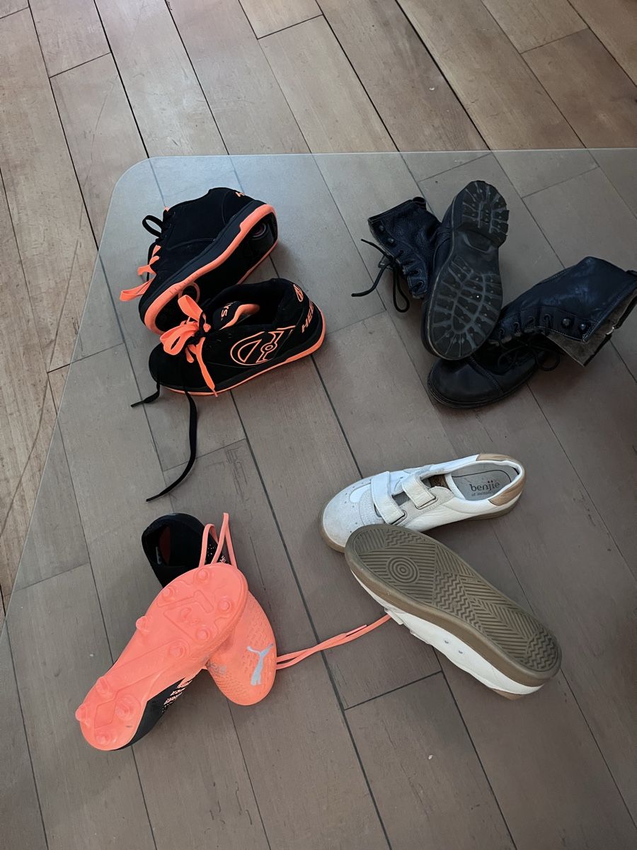 Chaussures hommes: Schuhpaket Grösse 34 – D'occasion à Wallisellen par Joo23