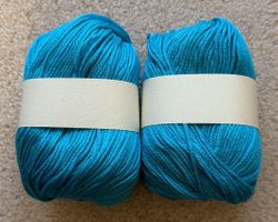 10 Knäuel mittelblaues, weiches Strickgarn