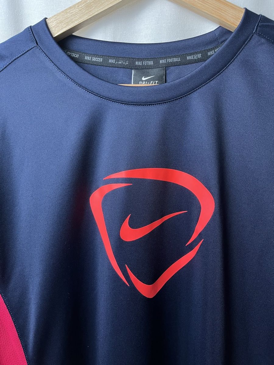 Nike T-shirt: T-shirt Nike bleu et rouge – Nuovo (secondo la descrizione) da Les Avanchets venduto da lunedeneige.shop 1