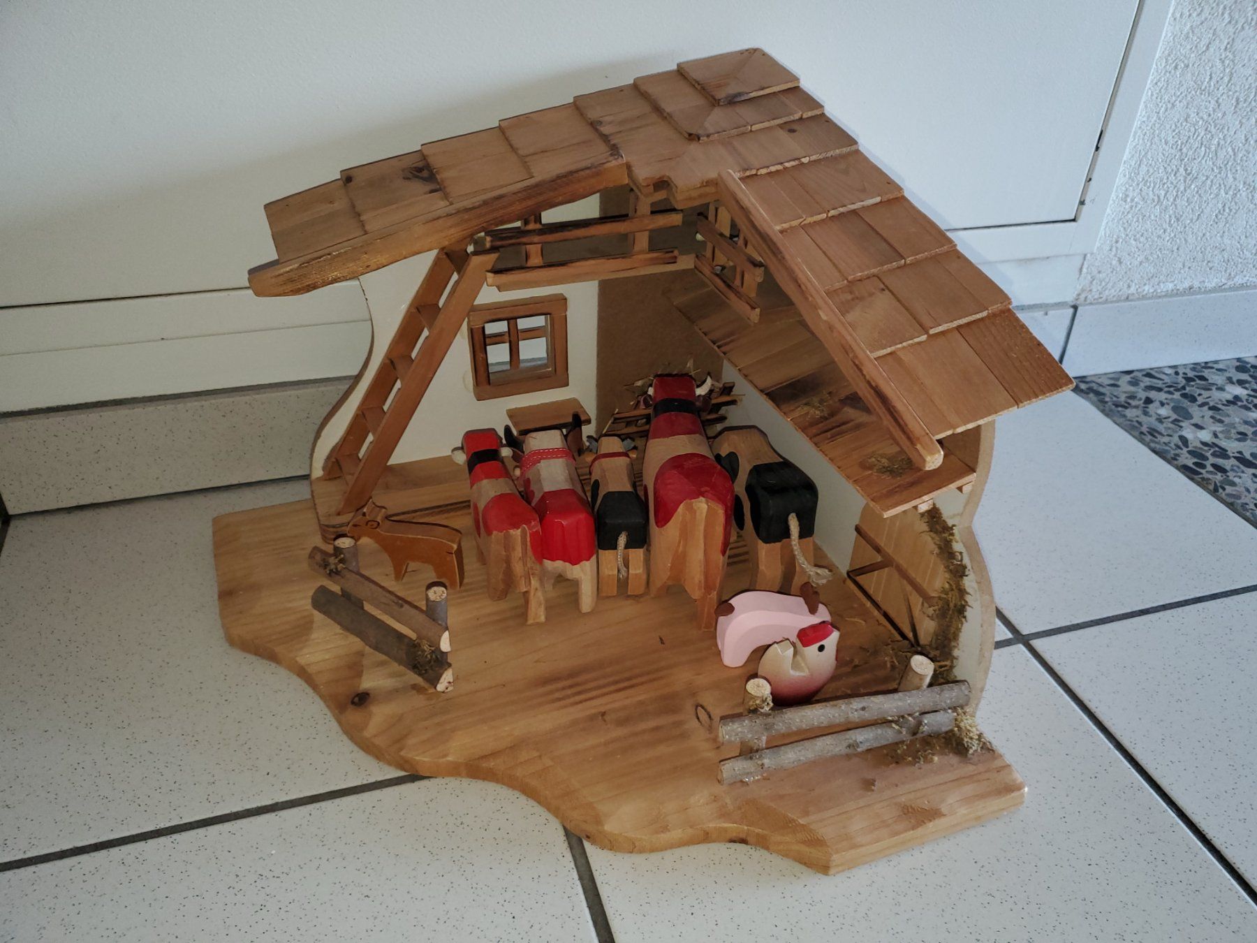 Giocattoli: Holzstall mit Tiere Figuren Handarbeit – Usato da Courtaman venduto da Silb 1