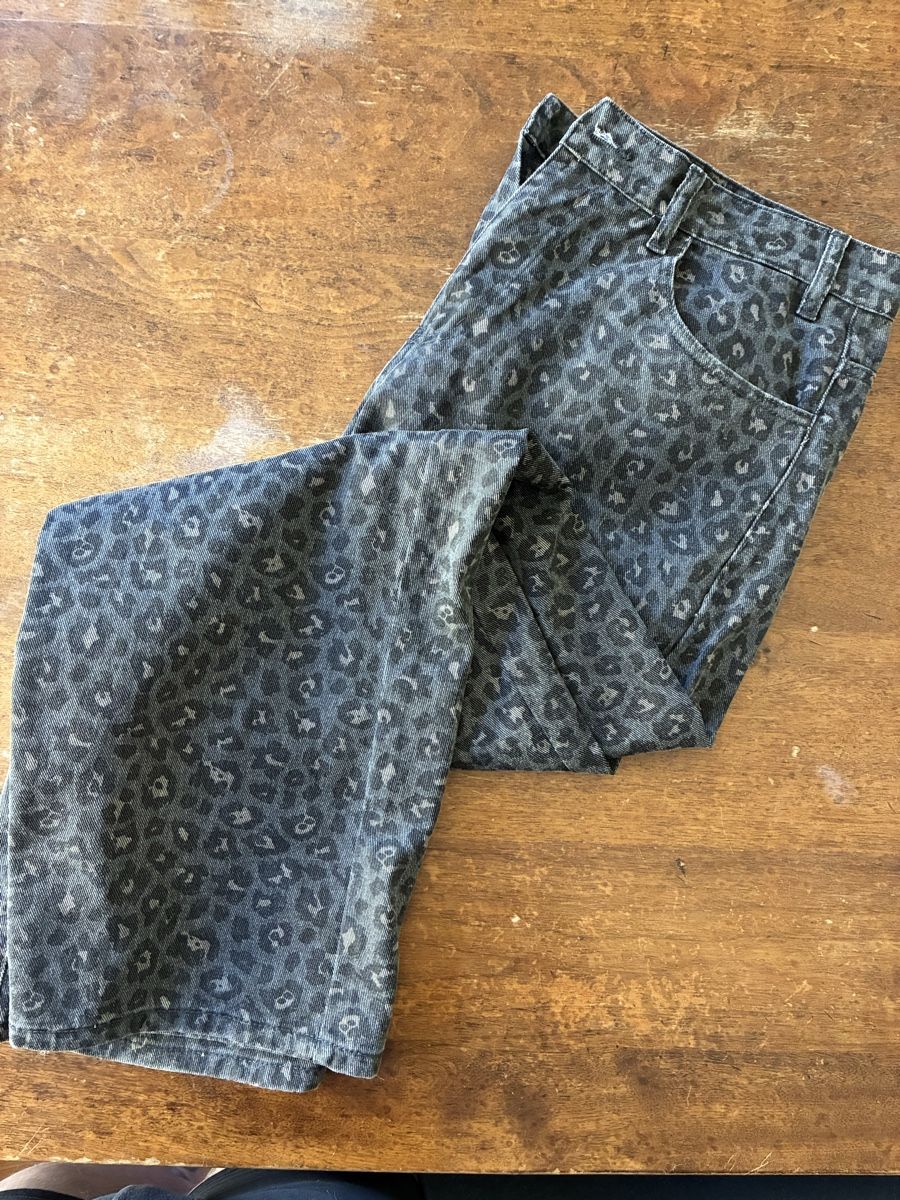 Pantaloni: Leopard Hosen Grosse 34 wie neu – Nuovo (secondo la descrizione) da Giubiasco venduto da eti_55yn