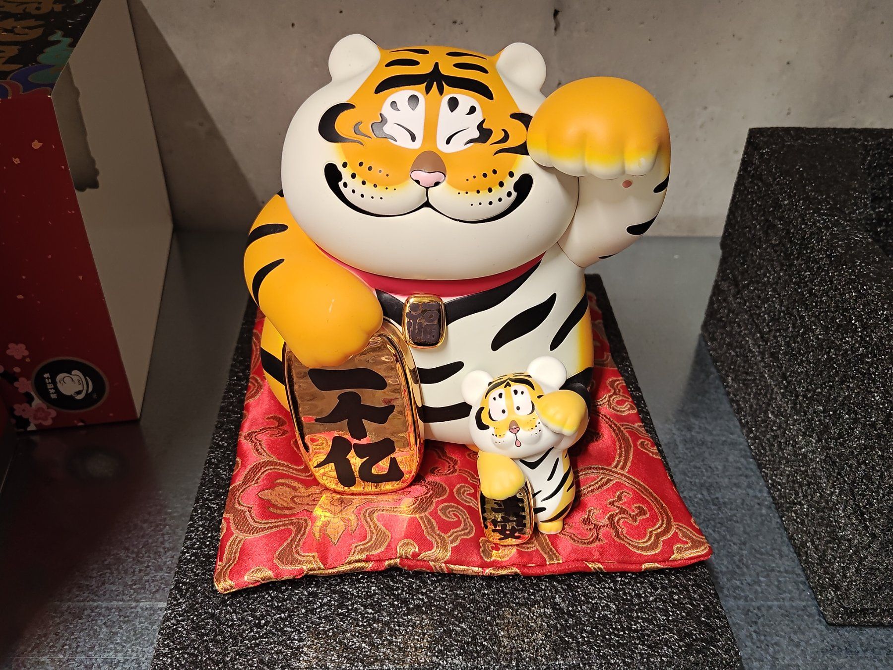 Statuette: Fortune Fat Tiger PLUS MEGA Vinyl Figure – Usato da Sarmenstorf venduto da minakings 3