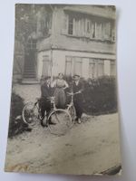 Alte Foto Personen mit Fahrrädern Velo vor Haus 1900 R28