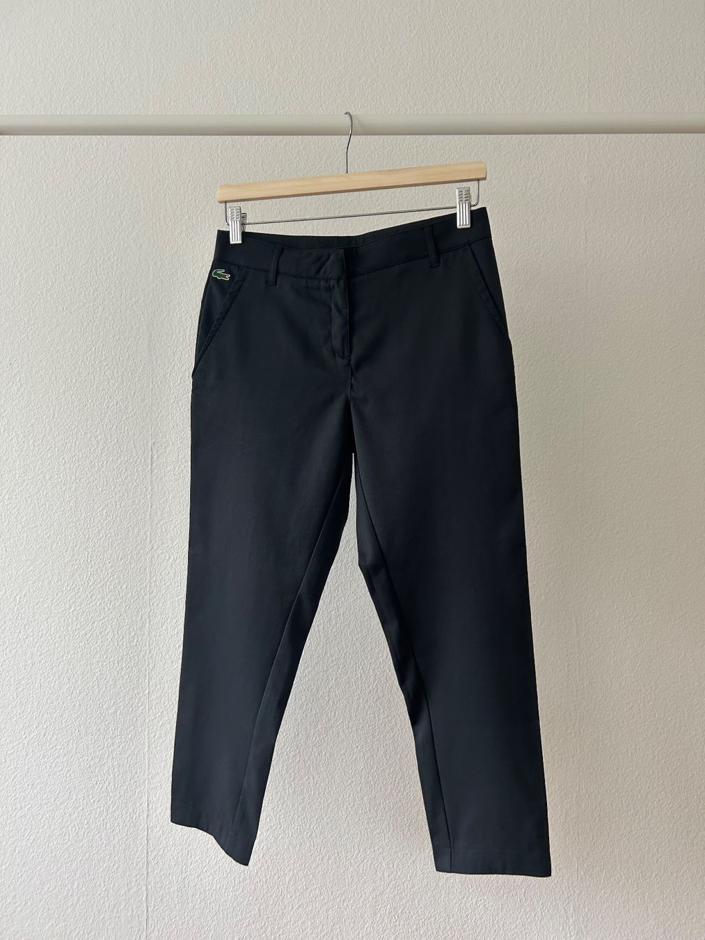 Lacoste Pantaloni: Lacoste cropped trousers – Usato da Zürich venduto da _nathalie_