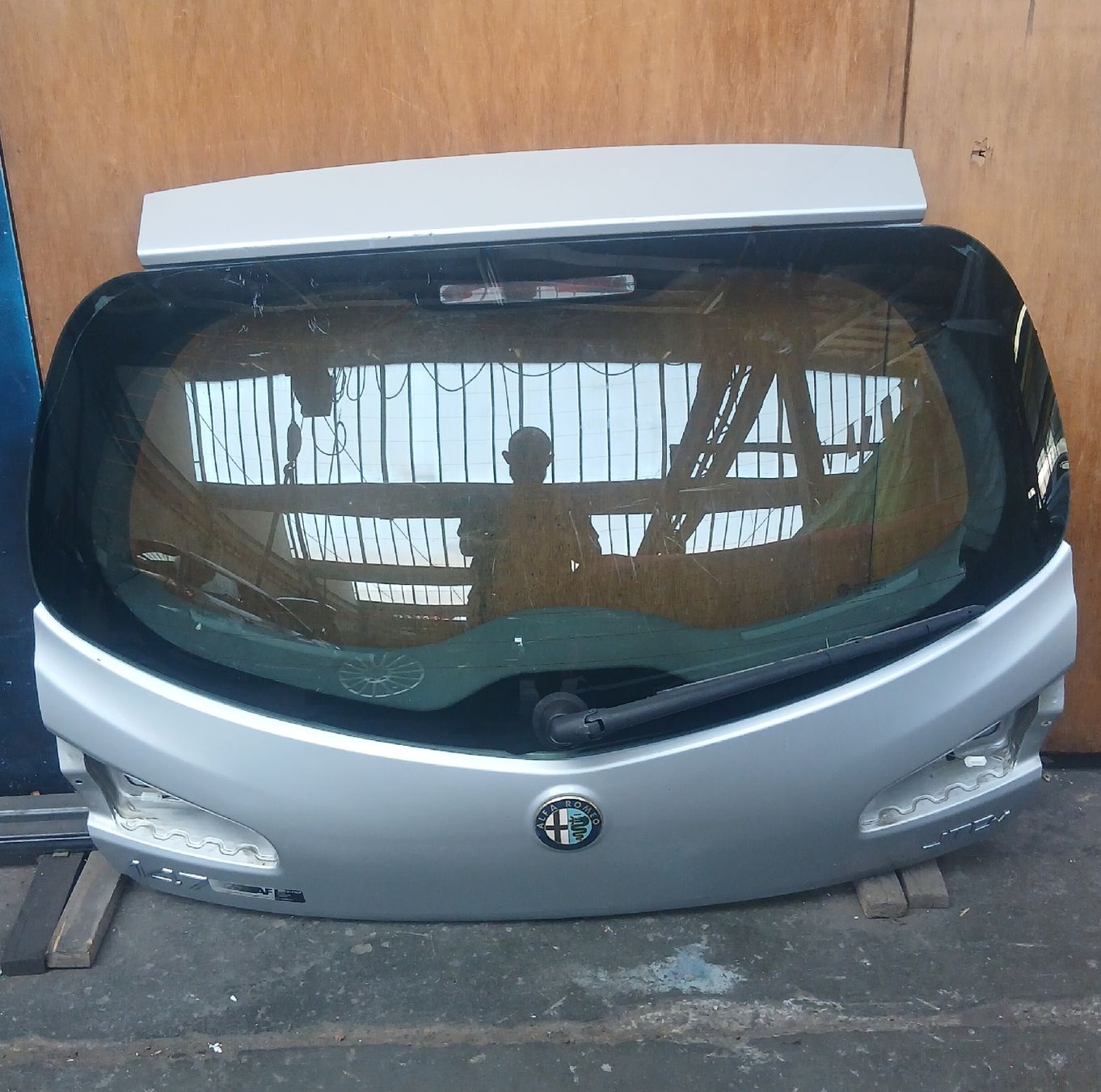 Alfa Romeo Tutti pezzi di ricambio auto: Hayon Alfa Romeo 147 – Usato da la heutte venduto da Auto-stock