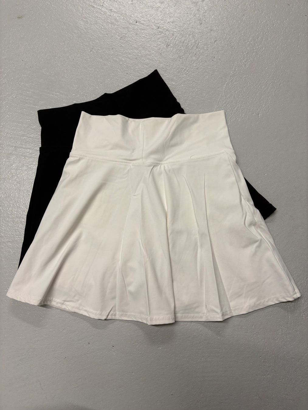 Pantaloni: 2 Skorts von Engineered Life schwarz weiss M – Usato da Regensdorf venduto da secondchancefashion 2