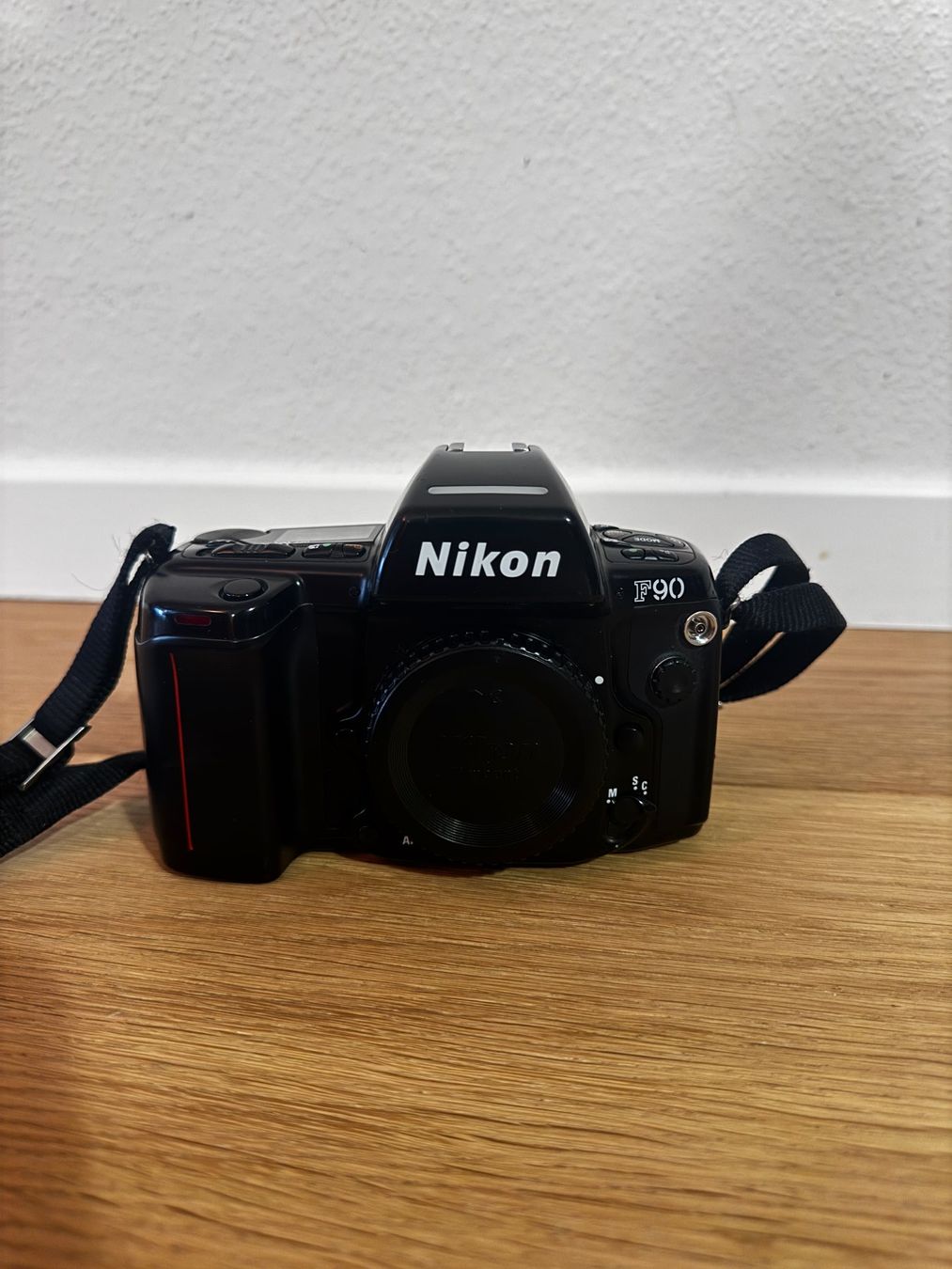 Nikon Fotocamera: Nikon F90 + MB-10 – Usato da Lausanne venduto da ponifull