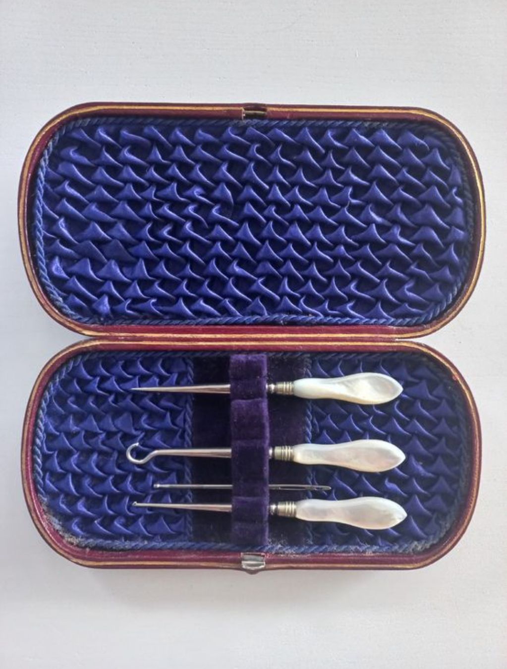 Macchine da cucire: Antikes Nähset Perlmutt - Rodgers & Sons ca. 1830. – Usato da Wangen b. Olten venduto da SecondStory4u