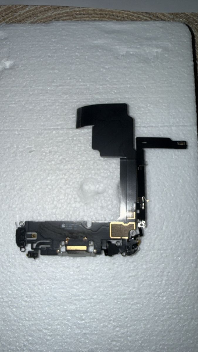 Apple Telefoni cellulari / Smartphones: Connecteur de charge iPhone 15 pro original - Pièce détachée – Nuovo e nell'imballaggio originale da Leukerbad venduto da mig_8bbp 1