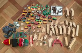 Grosses Eisenbahn-Set mit Zügen, Schienen, Gebäuden. BRIO