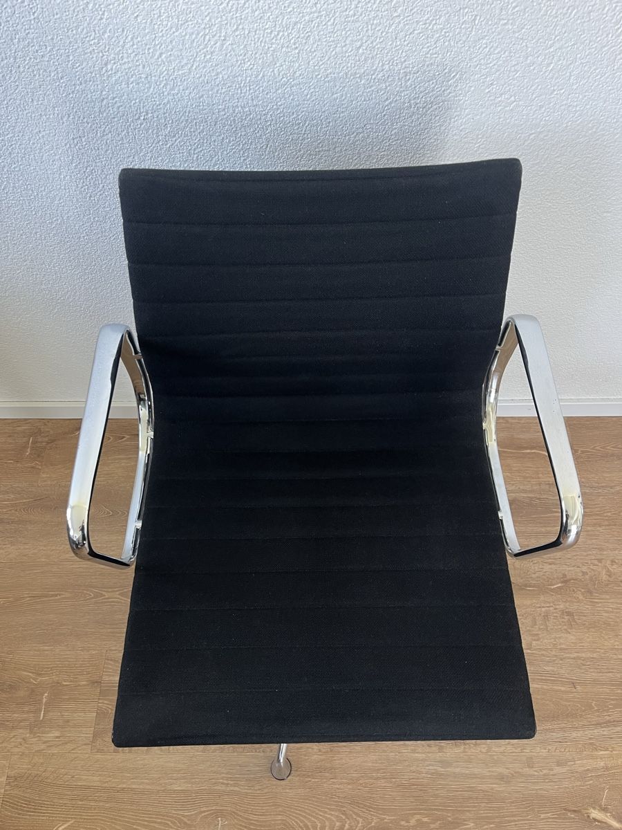 Eames Sedie: Vitra Eames Aluminium EA 108 Office Chair – Usato da Zürich venduto da jorisburger 1
