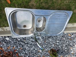 Edelstahl-Spülbecken mit Armatur zu verkaufen