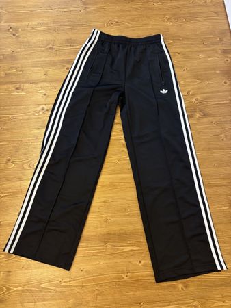 Adidas Trainingshose schwarz mit Streifen Grösse S
