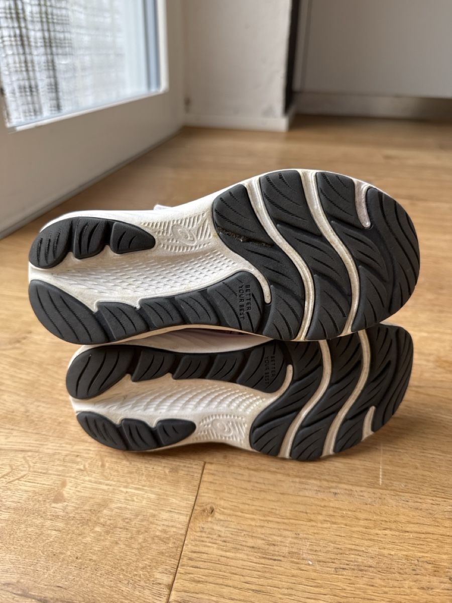 Asics Schuhe für Mädchen: Laufschuhe Asics Gr.31 – Gebraucht aus Bettwil von Peppine 3