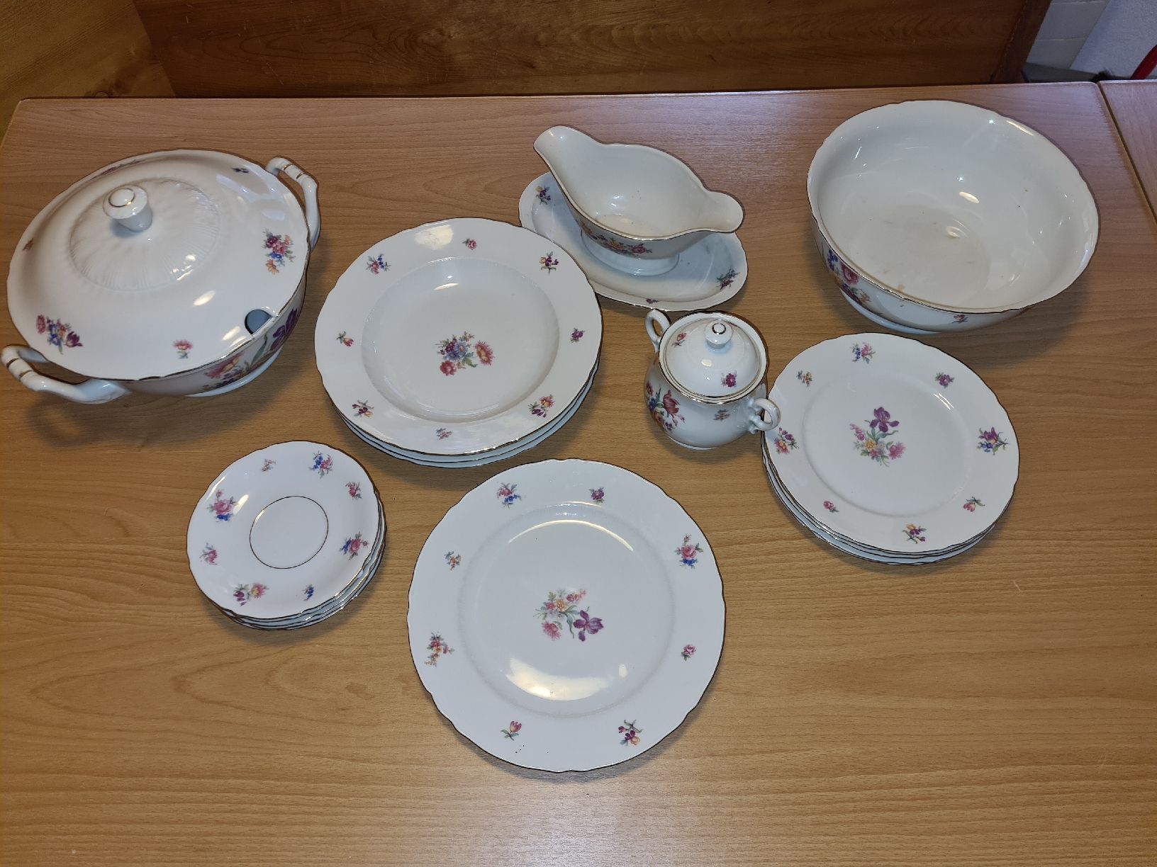 Set di piatti: Langenthaler Geschirr – Usato da frutigen venduto da Plethora14 1