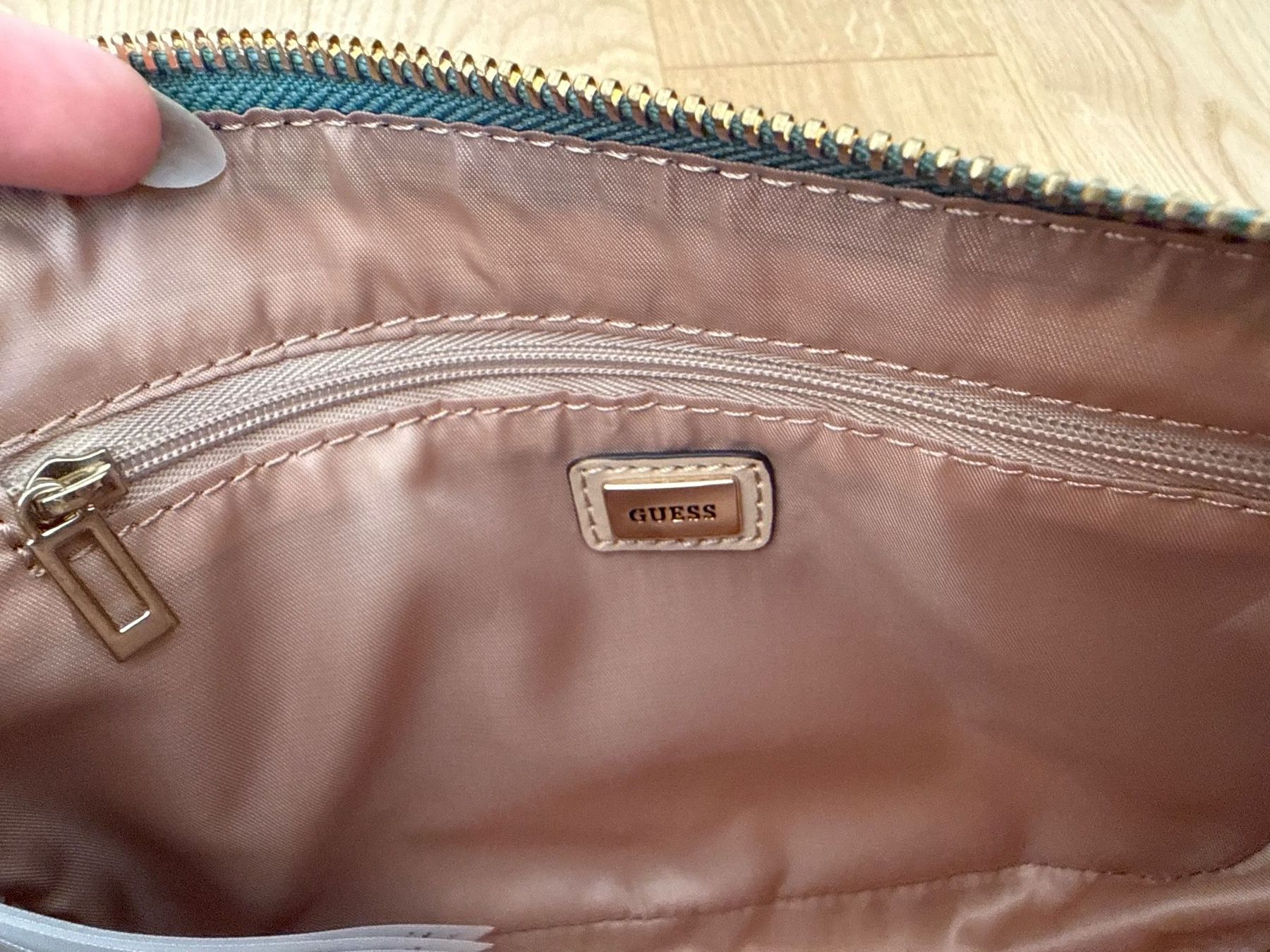 Guess Sacs femmes: NEU! Guess Umhängetasche – Neuf (Voir description) à Schönenwerd par d.chiara 6