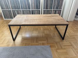 Schöner Massivholz-Couchtisch im Industrial Design 