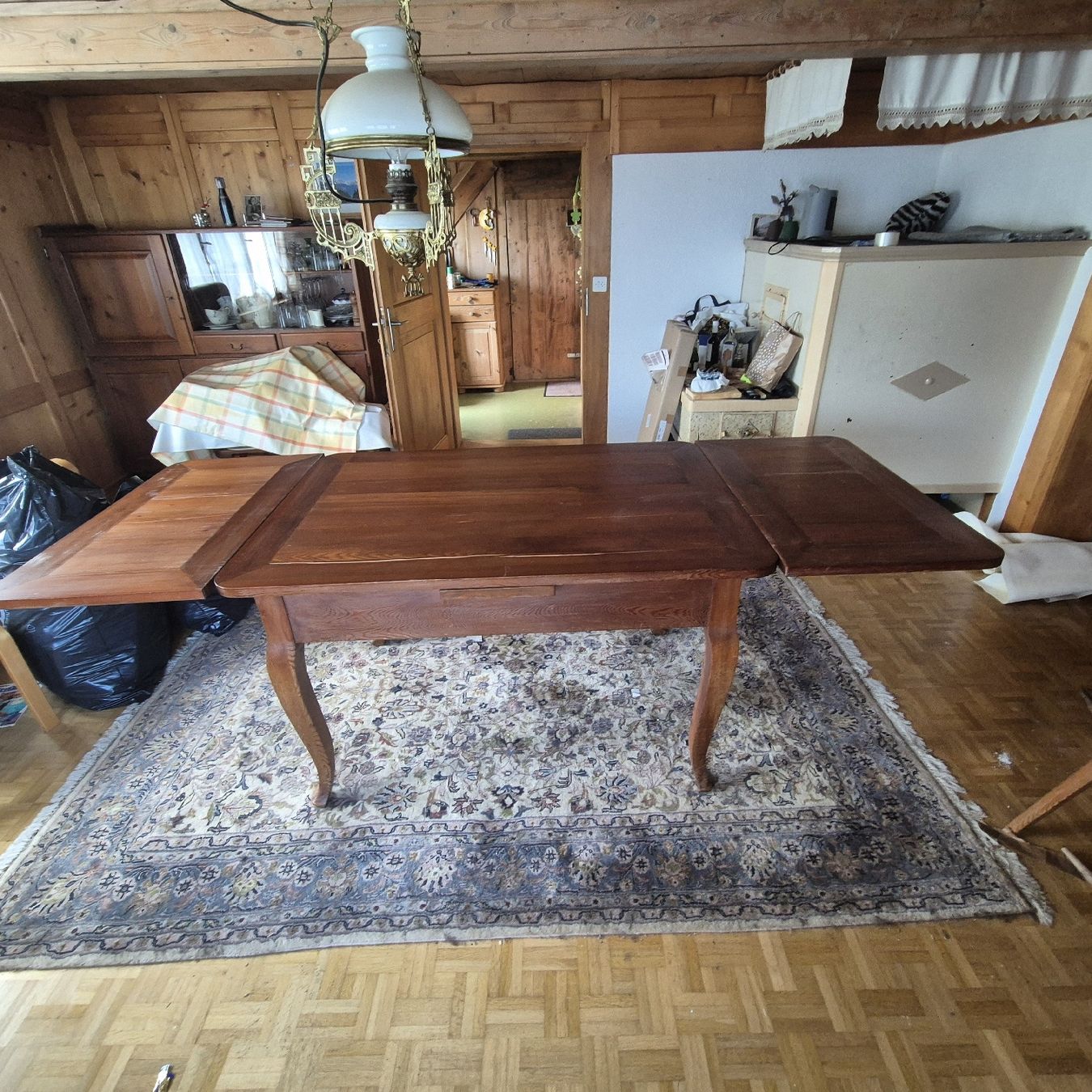 Horgen Glarus Tischset: Rustikaler Nussbaumtisch + 6 Stühle – Gebraucht aus näfels von vrenit 3