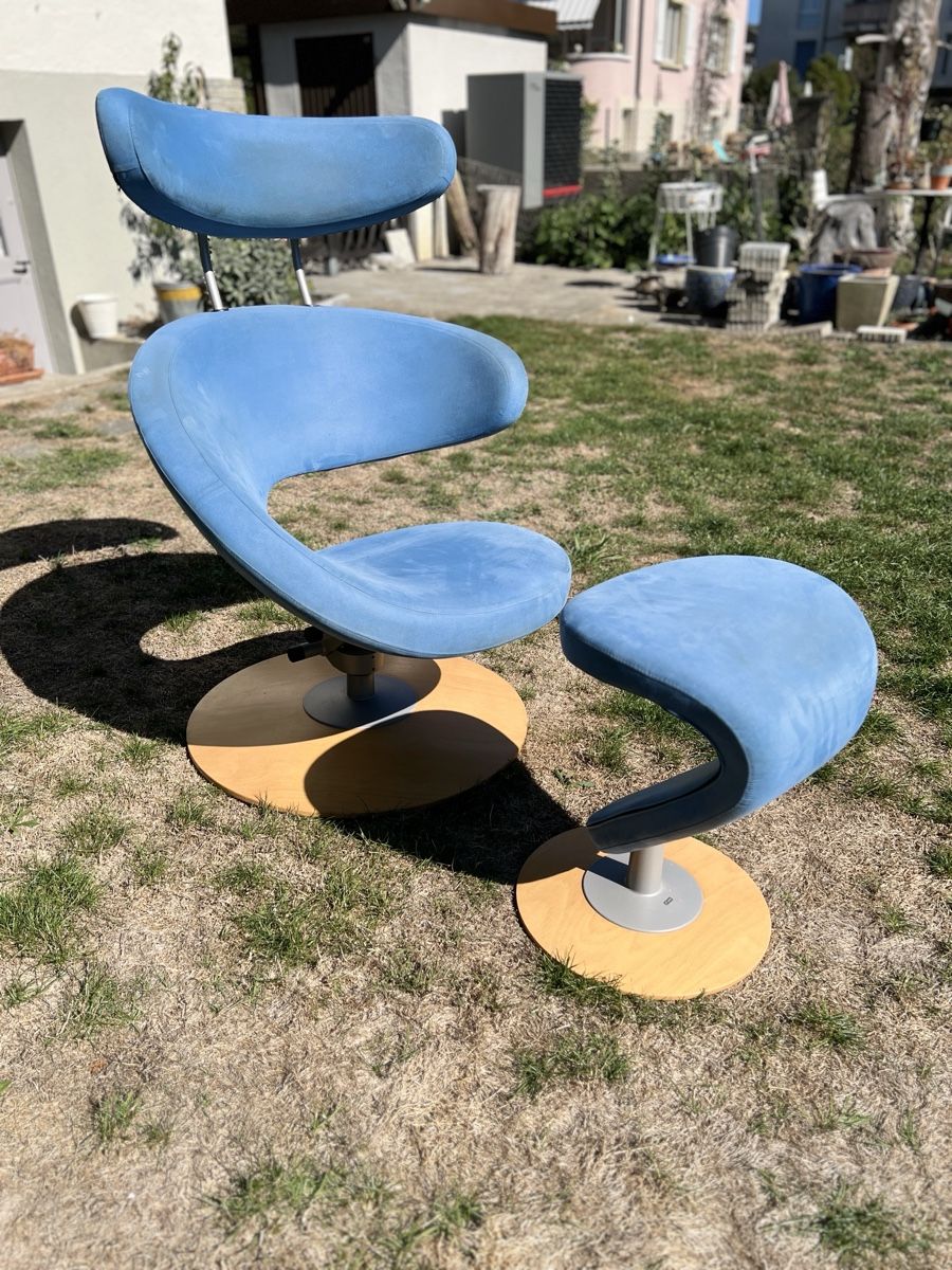 Stokke Poltrone: Stokke Peel Sessel mit Hocker blau – Usato da Neuenegg venduto da Magosaurus