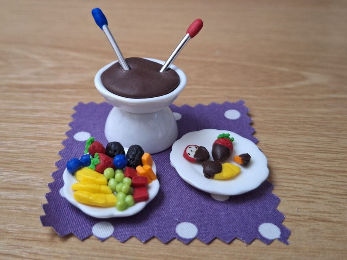 Case e mobili per bambole: Handmade Schoggi Fondue Set – Nuovo (secondo la descrizione) da Zürich venduto da HandmadeTinyFood 3