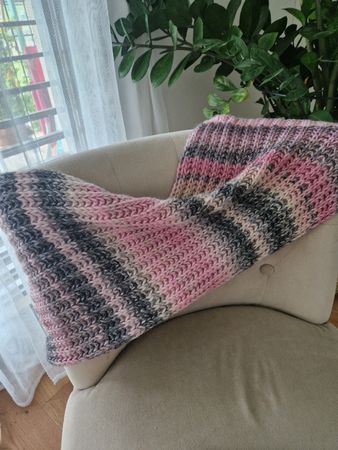 schöner weicher Rundhals-Schal in rosa/grau Strick