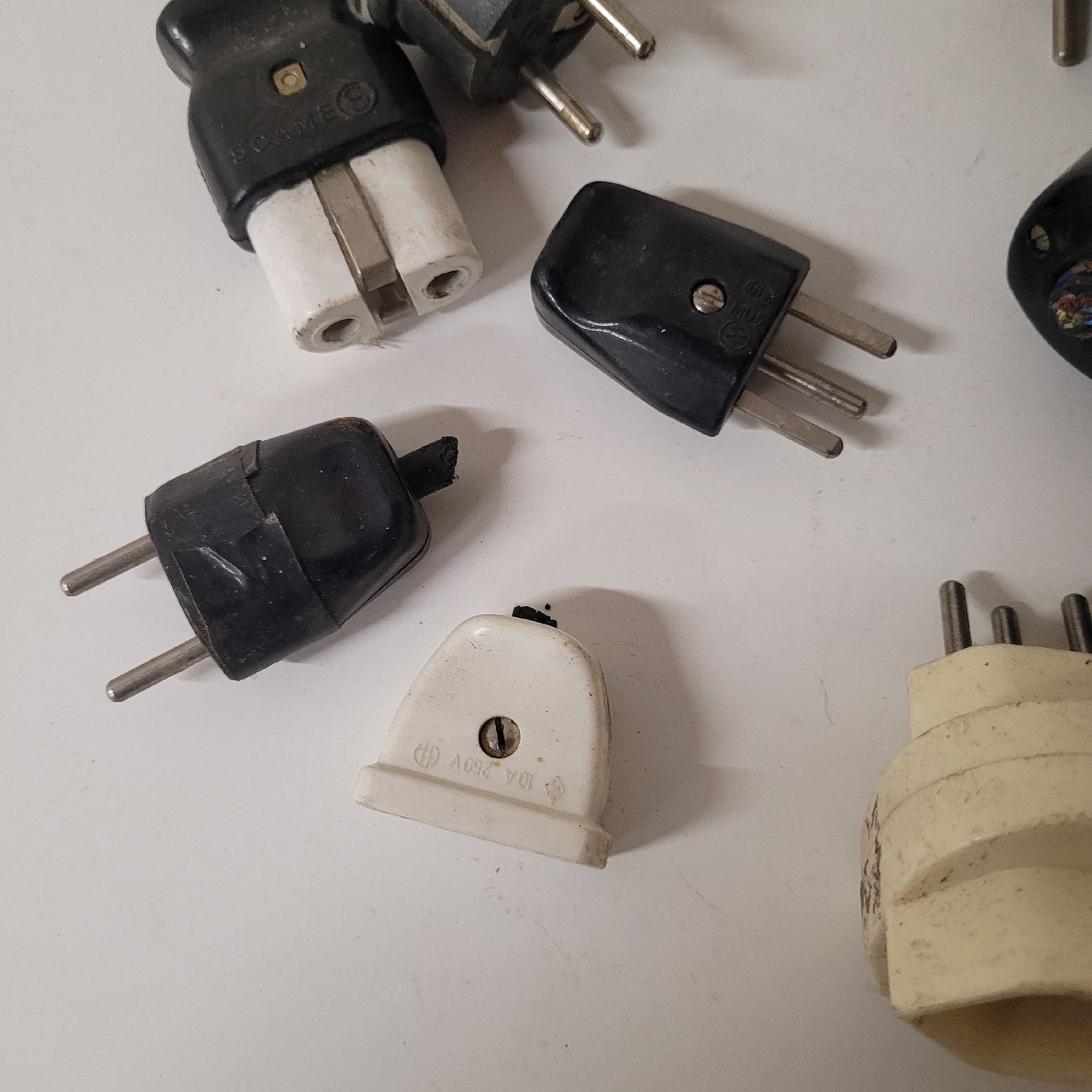 Spine: diverse alte stecker altes elektromaterial – Usato da Reichenburg venduto da AK_78 4