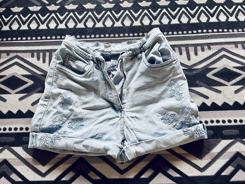 Jeans: Shorts mit flowers – Usato da Herisau venduto da Ciaoschein