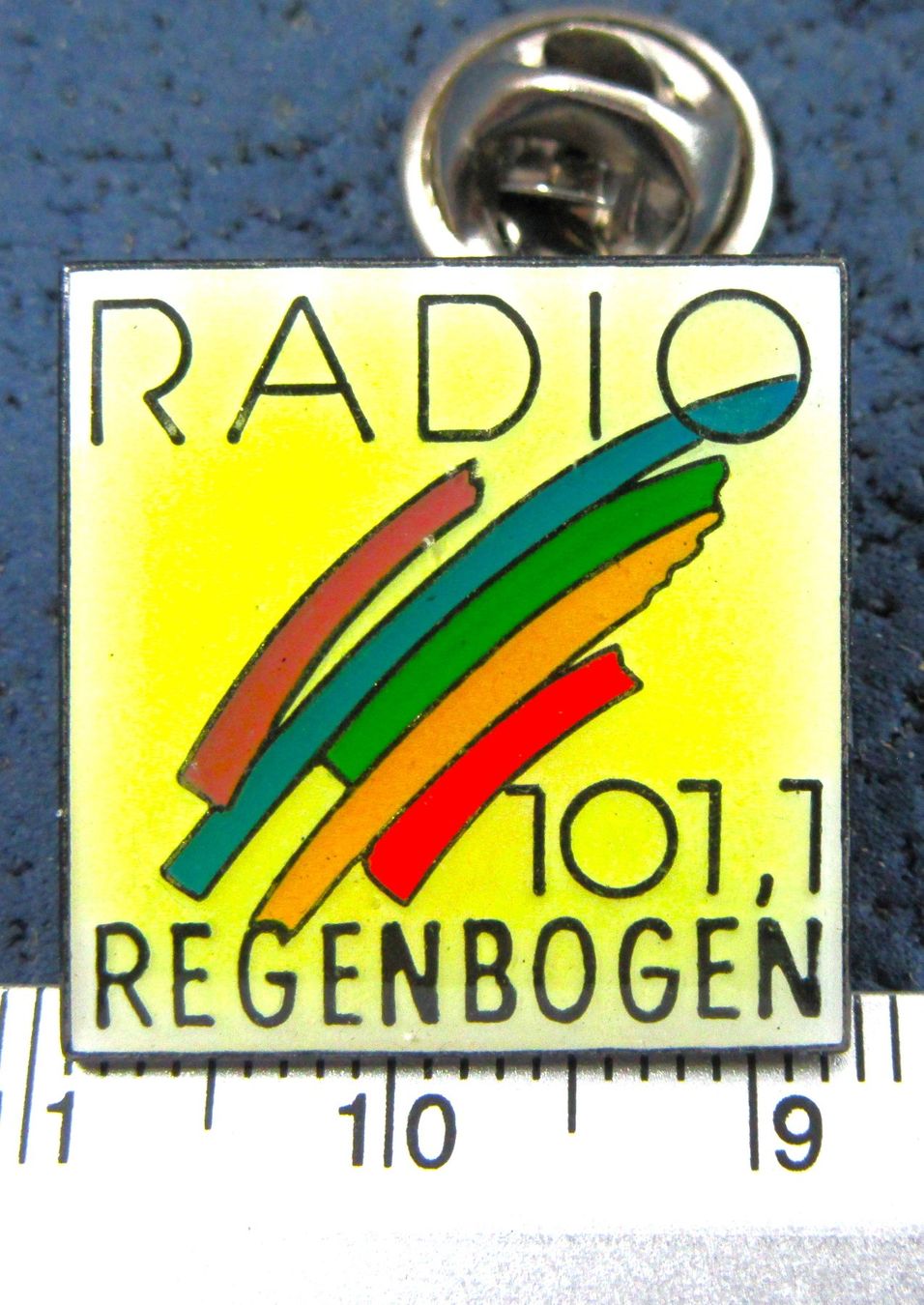 Placchette & Badge: RADIO REGENBOGEN PIN – Usato da Ettingen venduto da Hausi4711