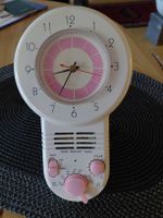Uhr und Radio für Plastikfans