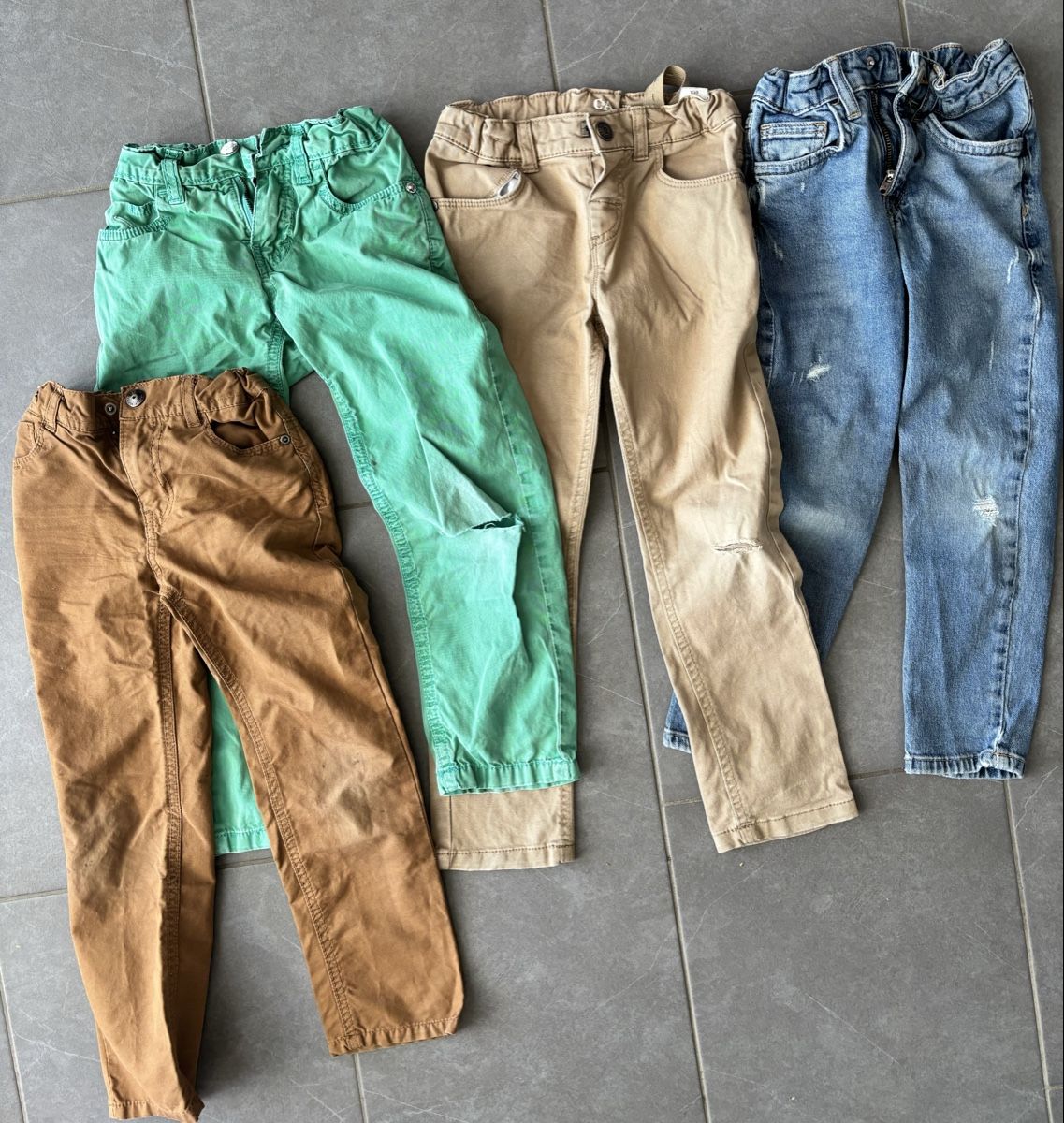 Hosen: 4 Hosen zum Austragen oder kürzen Gr. 116 – Gebraucht aus Herzogenbuchsee von MoLa85