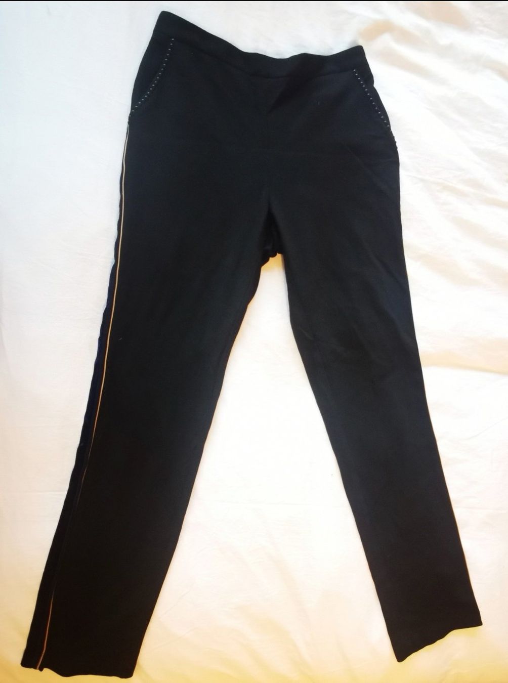 Pantaloni: Schwarze Hose mit Samtstreifen – Usato da Teufen AR venduto da RaphaellaB