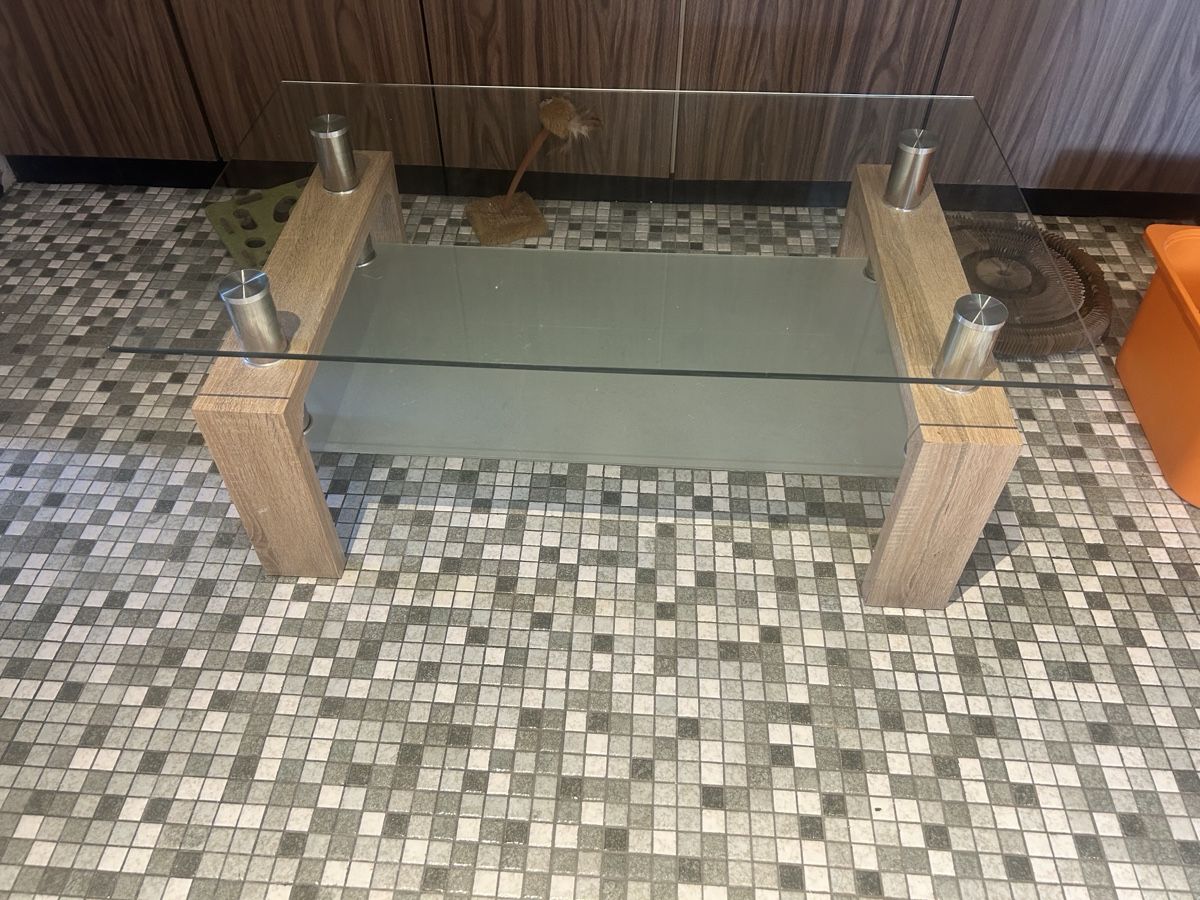 Conforama Tavoli: Table basse en verre et bois, état acceptable – Usato da Forel Lavaux venduto da maman01