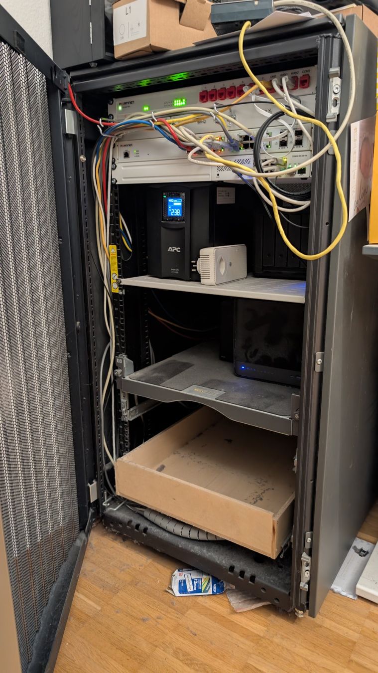 Racks & Supports: Orginales HP Serverrack 22HE – D'occasion à Hochdorf par Teftan 1