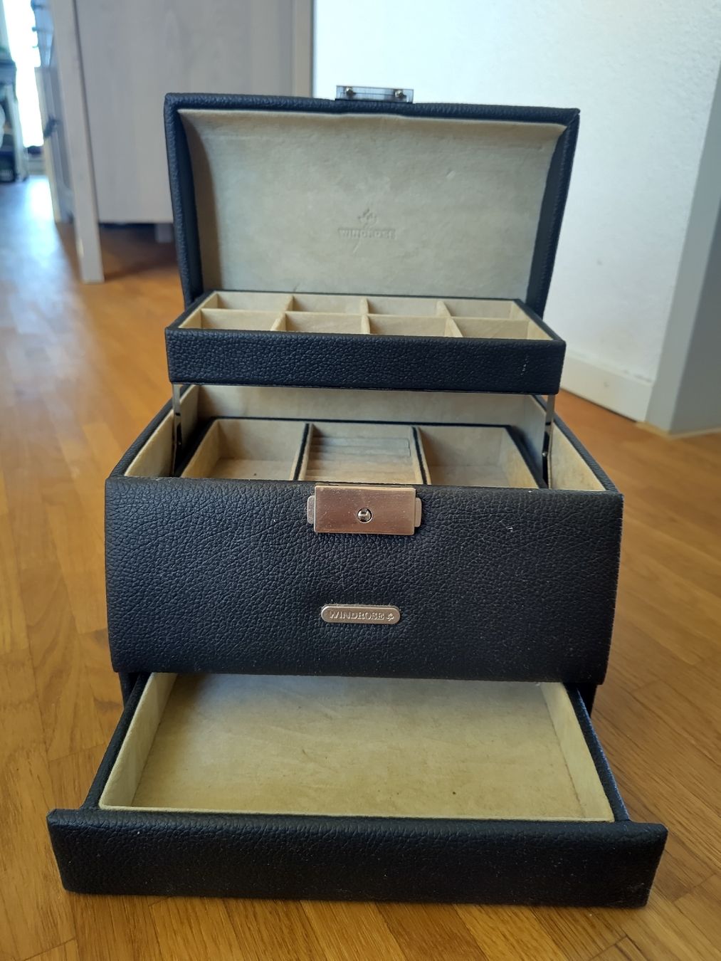 Sonstiger Schmuck: Schmuckkasten Leder Windrose – Gebraucht aus Zürich von wpo_f2qh