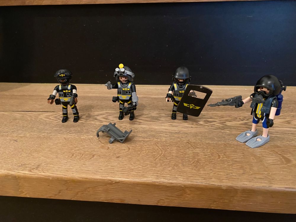 Disegno Di Fumetti Disegnato Da Personaggi Della Polizia Illustrazione Vettoriale